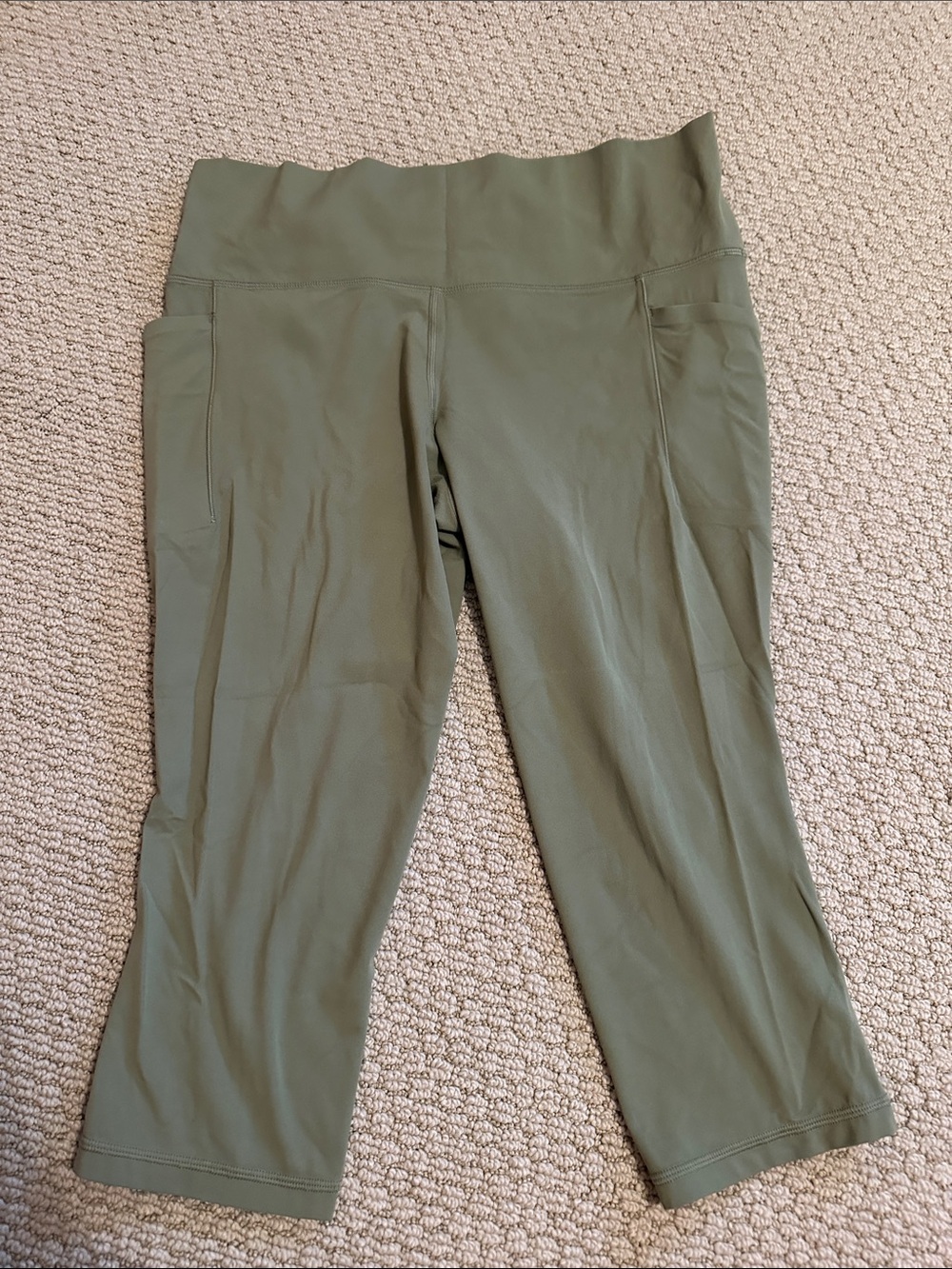 Athleta Capri leggings with side pockets in a sage color XL minimal piling